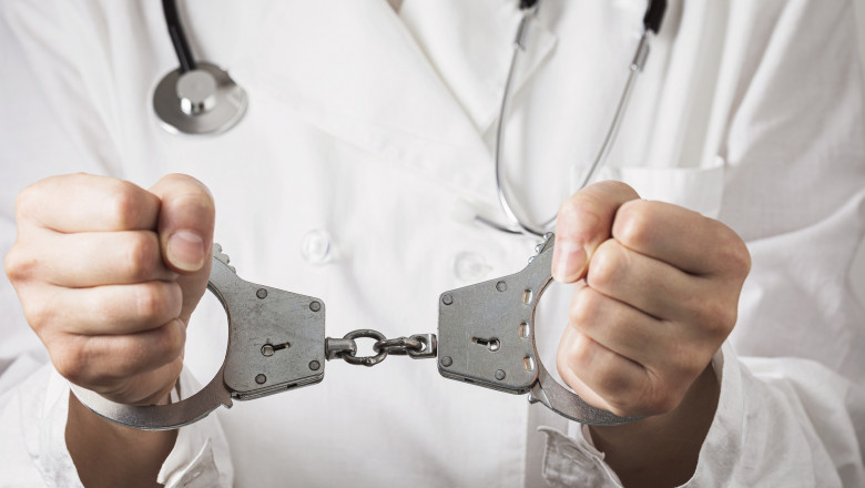 Fals medic cardiolog, arestat preventiv pentru inselaciune. Le promitea pacientilor tratamente minune in schimbul a mii de lei Imagine