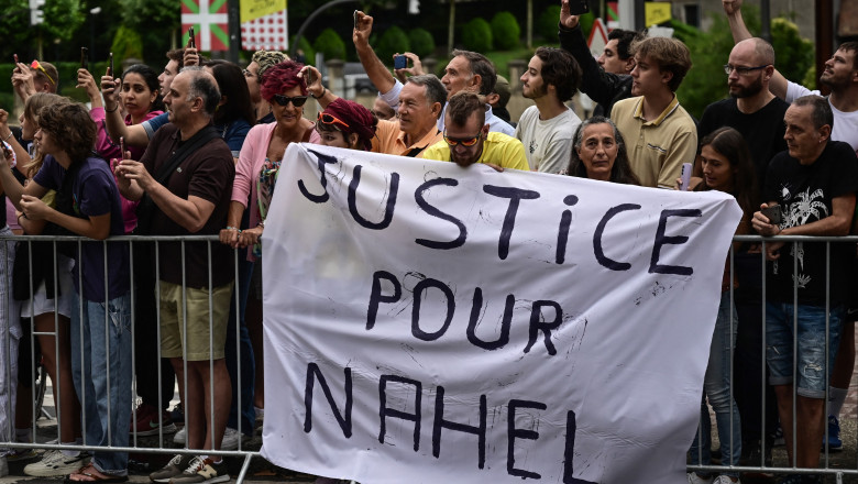 Familia baiatului ucis in Franta cere schimbarea legislatiei care permite politiei sa foloseasca arme letale la controale in trafic Imagine