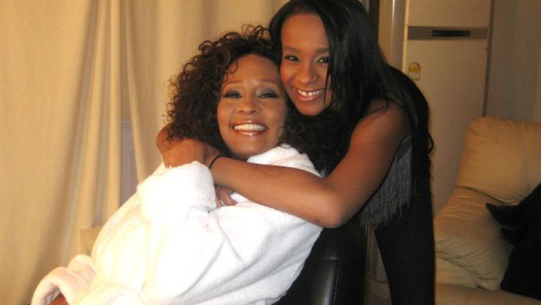 Familia isi ia ramas bun de la fiica lui Whitney Houston, aflata in coma la spital Imagine