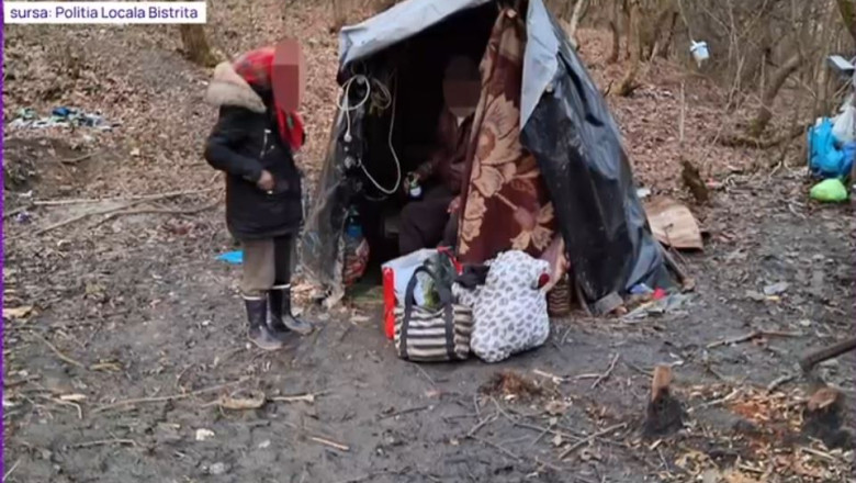 Familie gasita locuind in adaposturi improvizate in padure, in plina iarna, langa Bistrita. Doi copii bolnavi au ajuns la spital Imagine