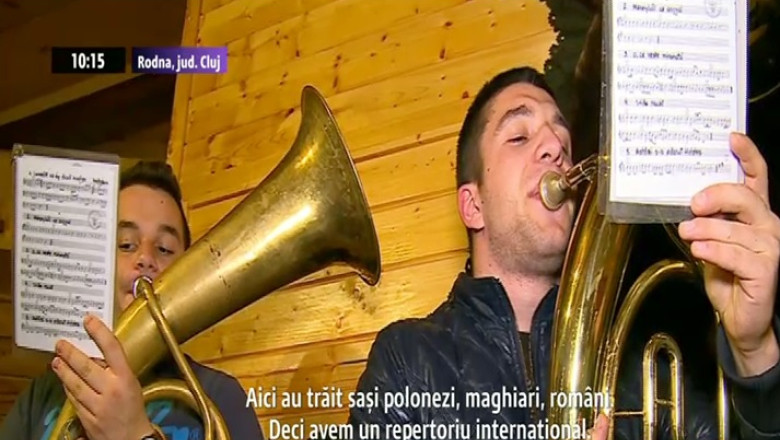 Fanfara din Romania care merge din casa in casa pentru a vesti Nasterea Domnului Imagine