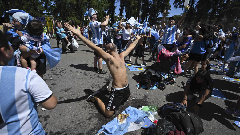 Fanii Argentinei, in delir pe strazile din Buenos Aires. Sute de mii de oameni sarbatoresc cucerirea Cupei Mondiale Imagine