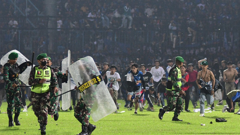 Fanii „au murit in bratele” jucatorilor. 32 dintre victimele busculadei de la meciul de fotbal din Indonezia erau copii Imagine