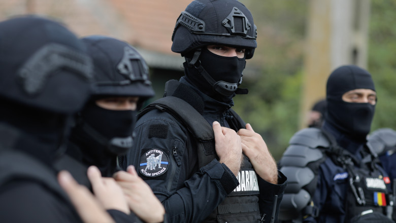 Fanii lui Calin Georgescu s-au imbrancit cu jandarmii in fata Tribunalului Bucuresti. Doua persoane au ajuns la Politie Imagine