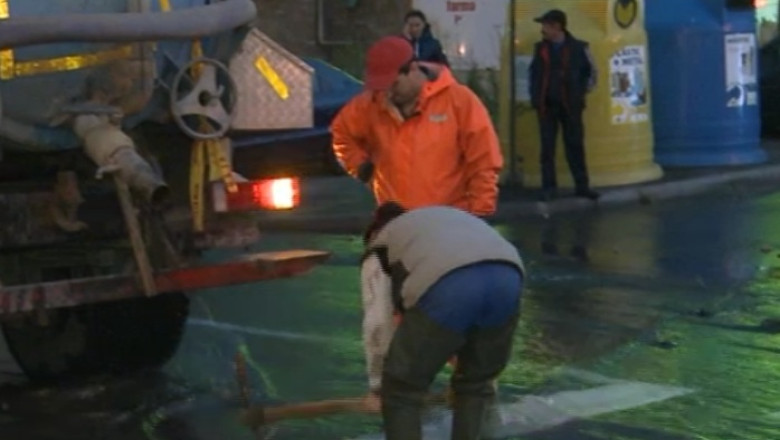 Fantana arteziana in mijlocul strazii. Apa de la o conducta fisurata a inundat un bar, un magazin si un service auto Imagine