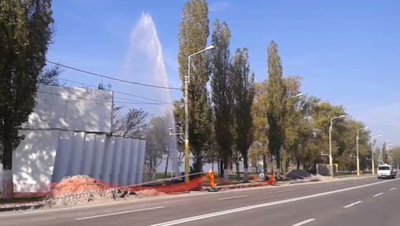 Fantana arteziana provocata. Muncitorii regiei de apa au golit in mod spectaculos o conducta de apa in Mamaia Imagine