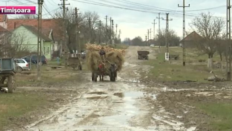 Fara asfalt, dar cu fantana arteziana. Locuitorii din satul Fizes spun ca primarul a uitat de ei Imagine