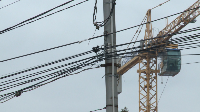 Fara cabluri pe stalpi si cladiri in centrul istoric al Oradei Imagine