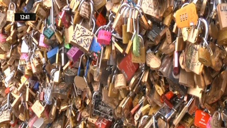 Fara lacate pe Podul Dragostei din Paris. Autoritatile inlocuiesc grilajele de fier cu panouri de plastic Imagine