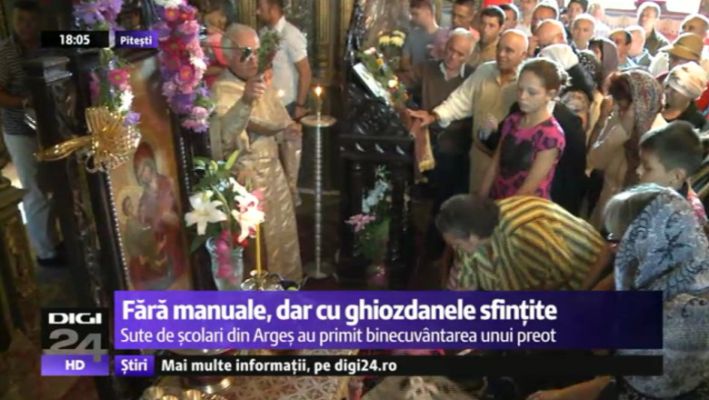 Fara manuale, dar cu ghiozdanele sfintite. Inceput de an scolar cu contestatii si fara cod etic pentru profesori Imagine