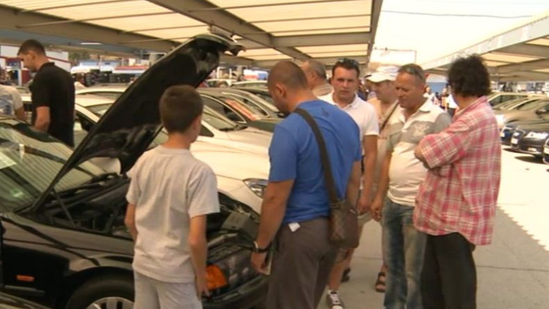 Fara masini vandute pe strada. Proprietarii automobilelor expuse in spatiul public vor fi amendati Imagine