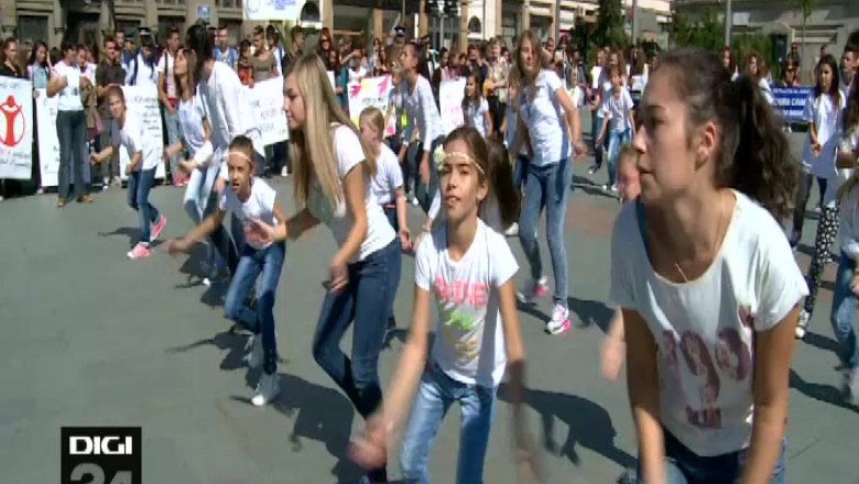 Fara violenta in scoli. Tinerii au organizat un flash mob in centrul Craiovei, cu mesaj antiviolenta Imagine