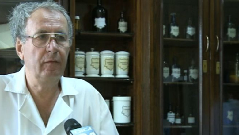 Farmacia cu leacuri ca acum 100 de ani. Tratamentele si alifiile sunt preparate din plantele culese din gradina Imagine