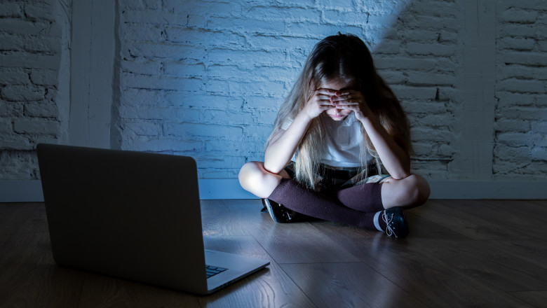Fata de 12 ani, violata si santajata timp de un an, de un tanar cunoscut pe internet. Barbatul a fost prins cand voia sa iasa din tara Imagine