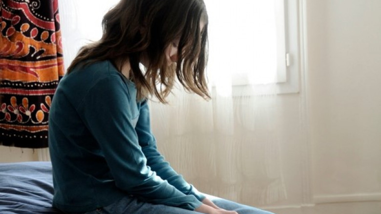 Fata de 15 ani din Botosani, agresata sexual de tata si de trei frati. Suspectii au fost arestati preventiv Imagine