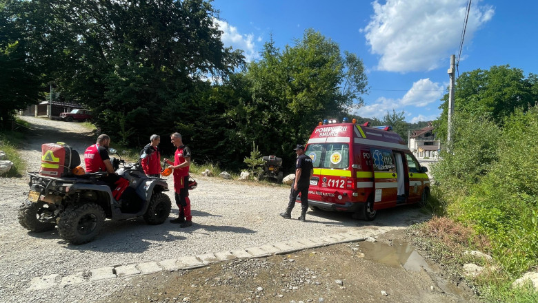 Fata muscata de caini in zona montana din Brasov. Avertismentul salvamontistilor: Atentie la cainii de stana Imagine