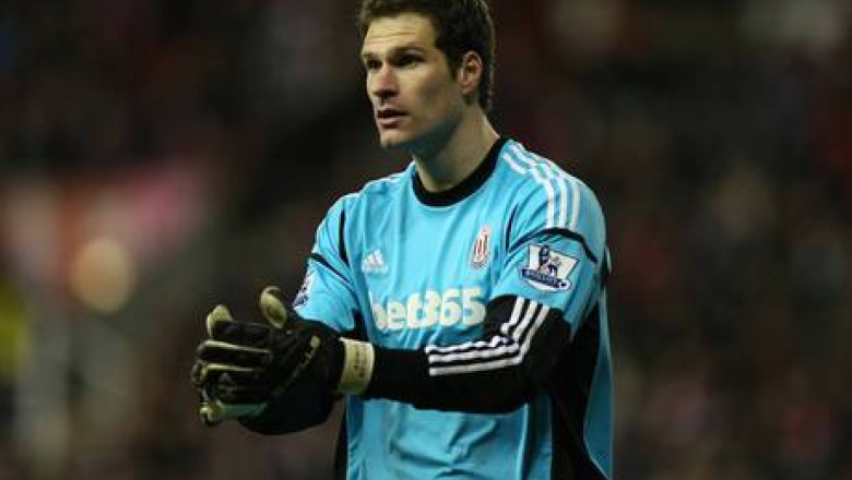 Faza inedita in Anglia. Portarul lui Stoke a marcat in primul minut al meciului Imagine