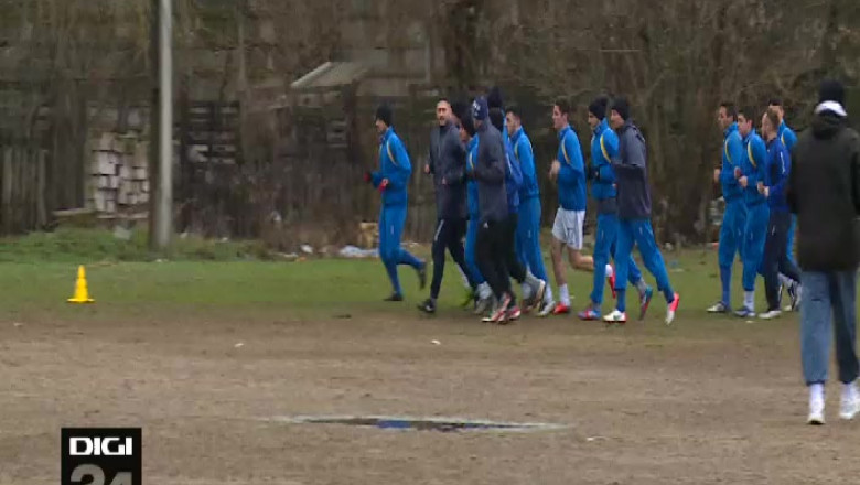 FC Universitatea Craiova, antrenament printre balti si pietre Imagine