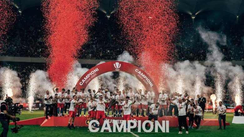 FCSB a primit trofeul de campioana dupa ce a castigat ultimul meci de acasa din acest sezon Imagine