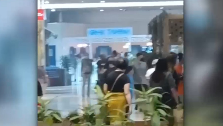 Femei retinute de Politie, dupa ce au furat haine dintr-un magazin din Capitala. Prinse in fapt, i-au luat la bataie pe angajati Imagine