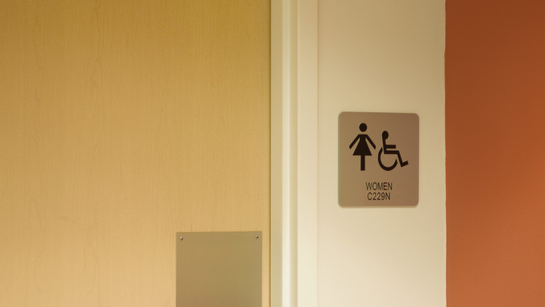 Femei spionate in toaleta unei clinici din Bucuresti. Camerele erau puse in odorizante. Barbatul care le-a montat a fost arestat Imagine