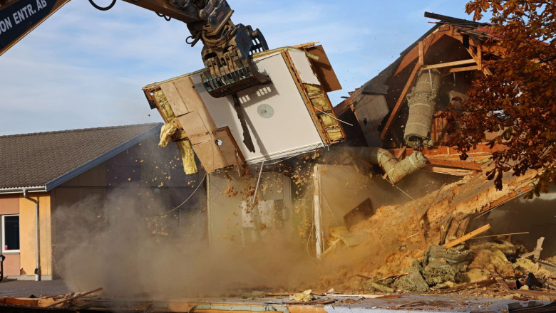 Femeia a carei casa a fost demolata din greseala in timp ce era in vacanta este obligata acum sa curete molozul pe cheltuiala ei Imagine