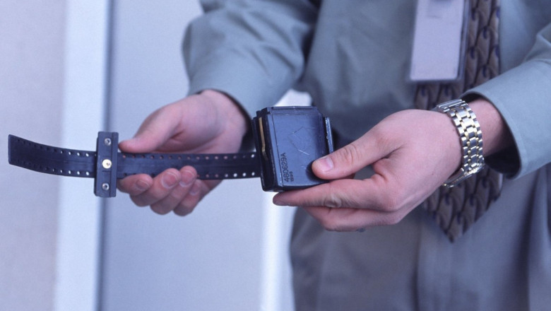 Femeia acuzata de DIICOT de propaganda terorista va purta o bratara electronica de supraveghere Imagine