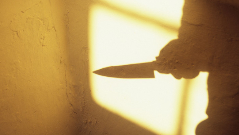 Femeie atacata cu cutitul pe o alee din Bucuresti. Victima s-a luptat cu agresorul si a reusit sa scape, dar a fost grav ranita Imagine