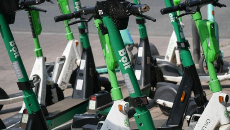 Femeie prinsa de jandarmi in timp ce taia franele unei trotinete electrice in Centrul Vechi din Bucuresti Imagine