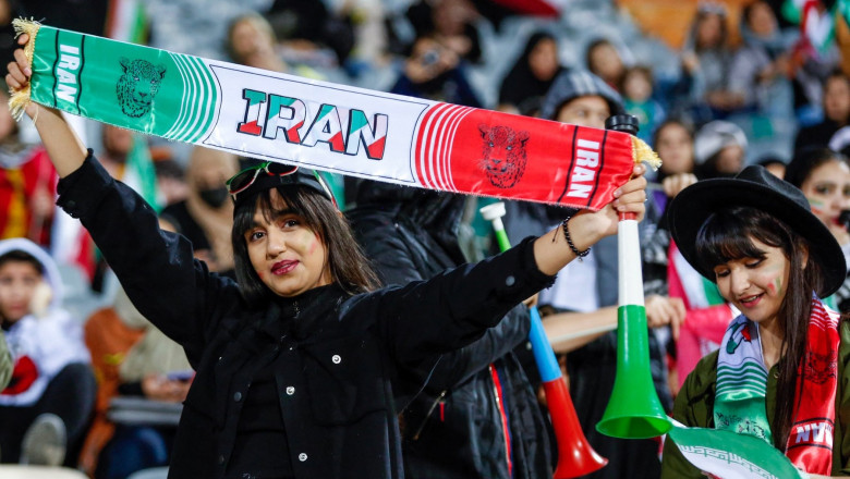 Femeile din Iran au fost lasate sa intre din nou pe stadion la un meci de fotbal. Interdictia dureaza, cu mici pauze, de 40 de ani Imagine