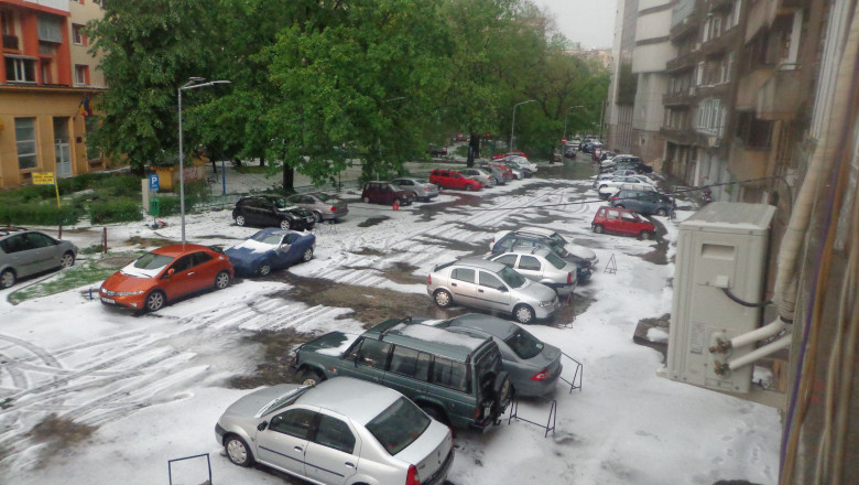 Fenomene extreme in Capitala. Strat de 3 centimetri de grindina in Piata Constitutiei Imagine