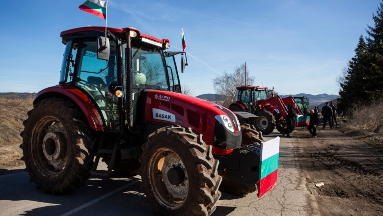Fermierii bulgari au varsat laptele din cisterne la vama si au blocat din nou granita cu Romania Imagine