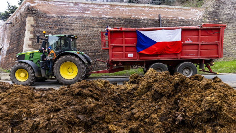 Fermierii cehi au aruncat balegar pe strazile din Praga Imagine