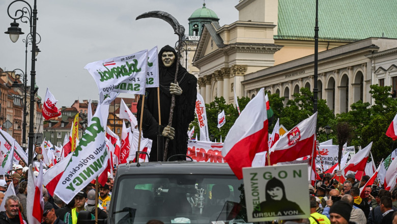 Fermierii polonezi si-au mutat protestele de la frontiera cu Ucraina, in Varsovia. Mii de oameni au strigat lozinci anti-europene Imagine