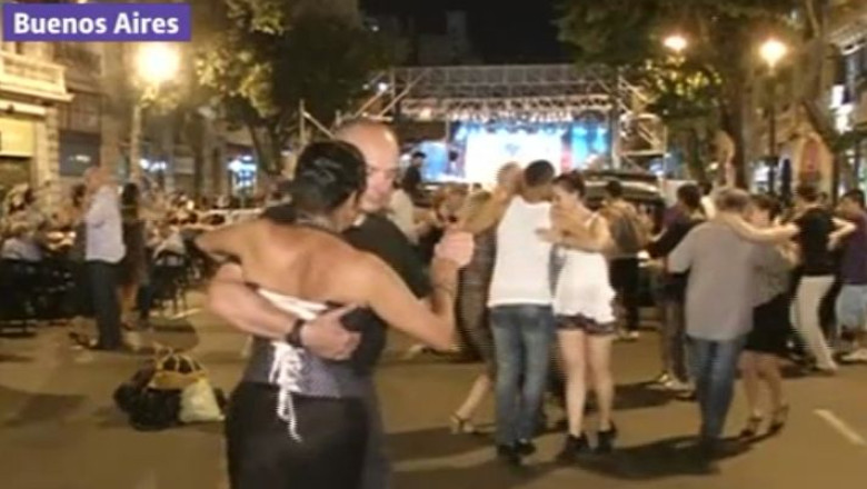 Festival de tango la Buenos Aires. Sute de perechi au transformat strada intr-un urias ring de dans Imagine