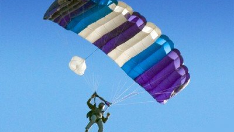 Festivalul Brasovean de Arta si Cultura Urbana. Salt cu parasuta in Piata Sfatului Imagine