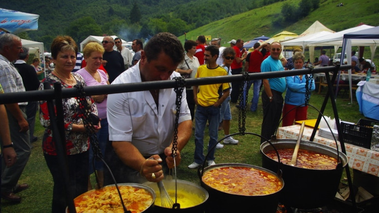 Festivalul de Gastronomie Traditionala de la Bran a atras sute de turisti Imagine