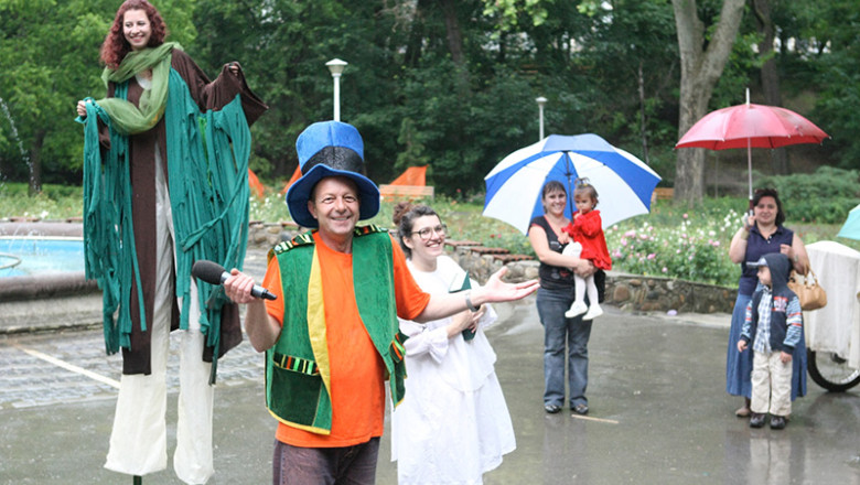 FESTIVALUL DE TEATRU DE LA SIBIU. Expozitie de costume, targ de carte si spectacole unice Imagine