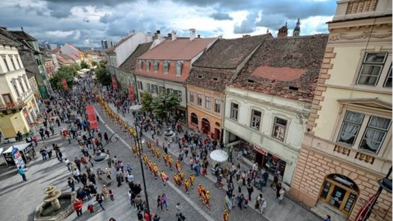 FESTIVALUL DE TEATRU DE LA SIBIU. Targ de carte si spectacol stradal grandios  Imagine