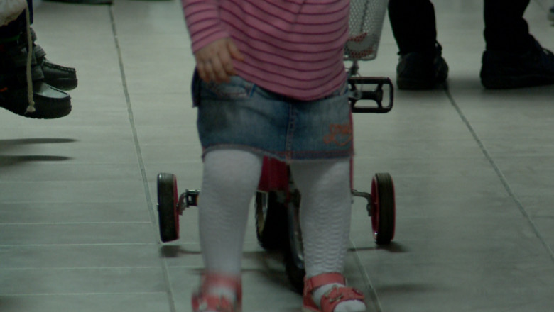 Fetita care cantarea 5 kilograme la 4 ani, mutata intr-un centru de plasament. Medicii spun ca va suferi o trauma Imagine