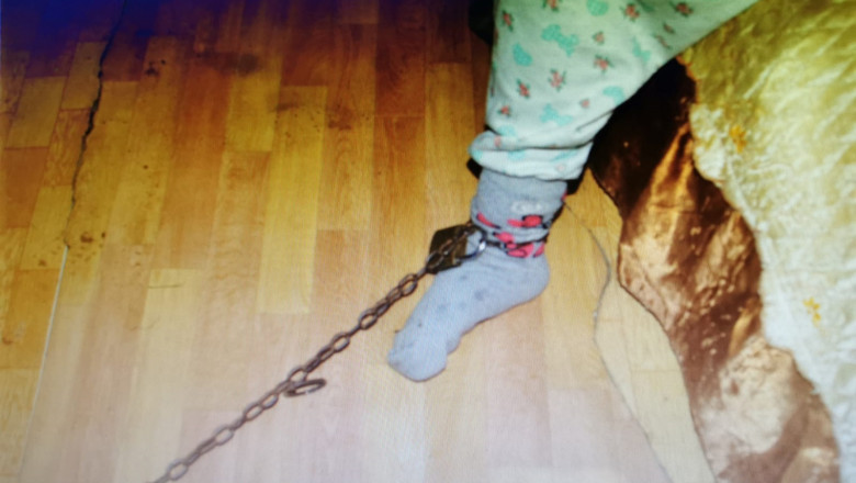 Fetita de 10 ani din Dolj, tinuta captiva de bunica ei. Copila era legata de pat cu un lant Imagine
