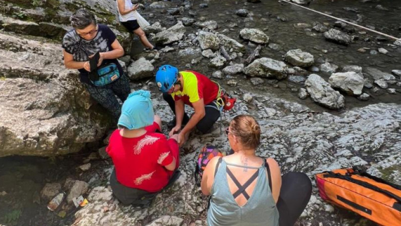 Fetita de 11 ani, accidentata pe Cheile Rametului. Interventia Salvamont, ingreunata de numarul mare de turisti aflati pe traseu Imagine