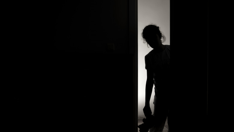 Fetita de 12 ani obligata sa intretina relatii sexuale si sa realizeze fotografii si filme pornografice. Ce a patit agresorul ei Imagine