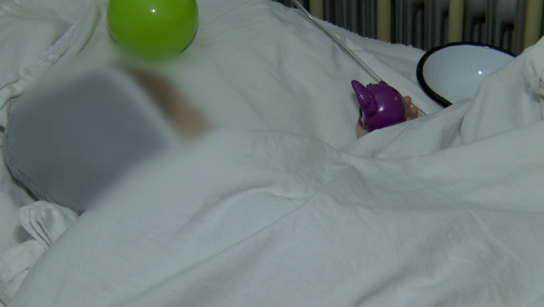 Fetita subnutrita din Vaslui, care la 4 ani cantareste cat un copil de 3 luni, este tratata la Iasi Imagine