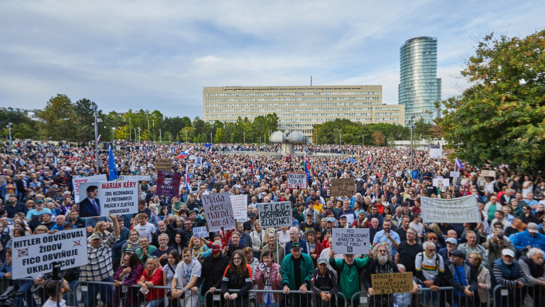 „Fico, la inchisoare!”. Protest, cu mii de oameni, la Bratislava si in alte orase din Slovacia Imagine