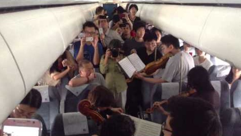 Filarmonica din Philadelphia a concertat intr-un avion blocat de o furtuna de nisip Imagine
