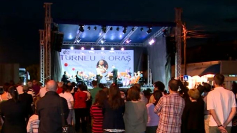 Filarmonica Oltenia a sustinut un concert printre blocurile din Craiova Imagine