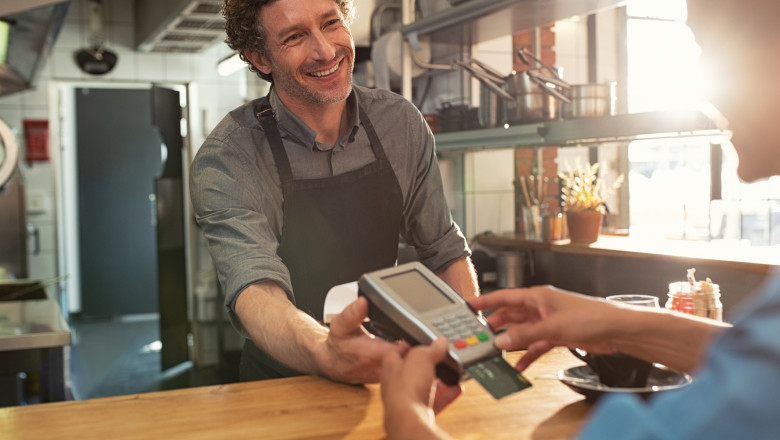 Filmare cu camera ascunsa in cafenele. Nu s-a inteles nimic din noile reguli pentru bacsis - nici cum se da, nici cum se ia Imagine