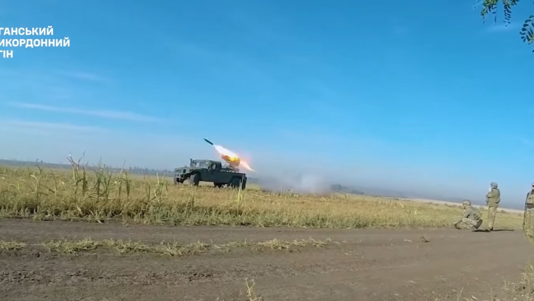 Filmari spectaculoase din Ucraina cu un sistem de rachete RAK-SA-12 in actiune. Sistemul croat e montat pe un Humvee american Imagine
