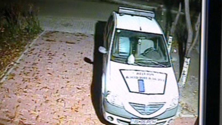 Filmati de camera de supraveghere in timp ce vandalizau masina politiei Imagine